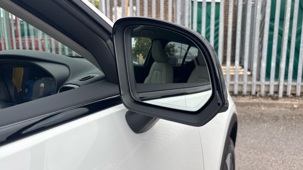 Volvo XC40 2.0 B4P Plus Pro Dark 5dr Auto Petrol Estate - Image 32
