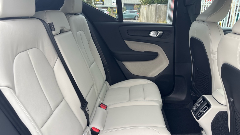 Volvo XC40 2.0 B4P Plus Pro Dark 5dr Auto Petrol Estate - Image 33