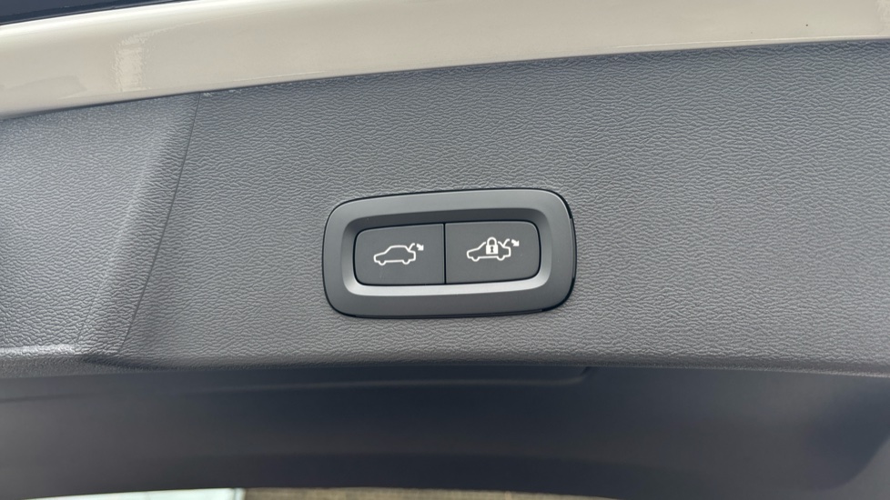 Volvo XC40 2.0 B4P Plus Pro Dark 5dr Auto Petrol Estate - Image 35