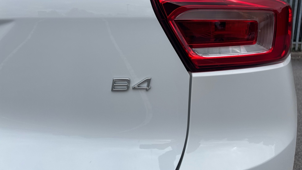 Volvo XC40 2.0 B4P Plus Pro Dark 5dr Auto Petrol Estate - Image 36