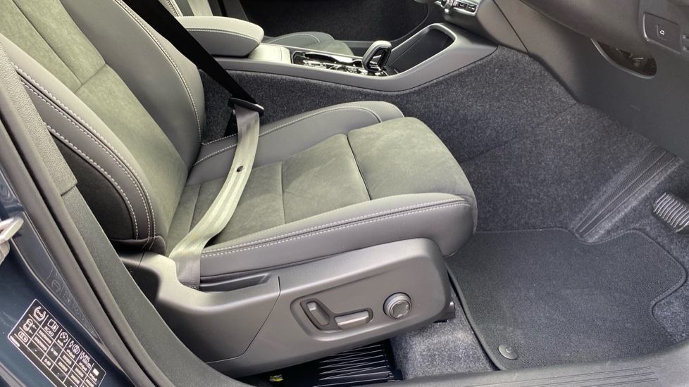 Volvo XC40 2.0 B3P Plus Dark 5dr Auto Petrol Estate - Image 33