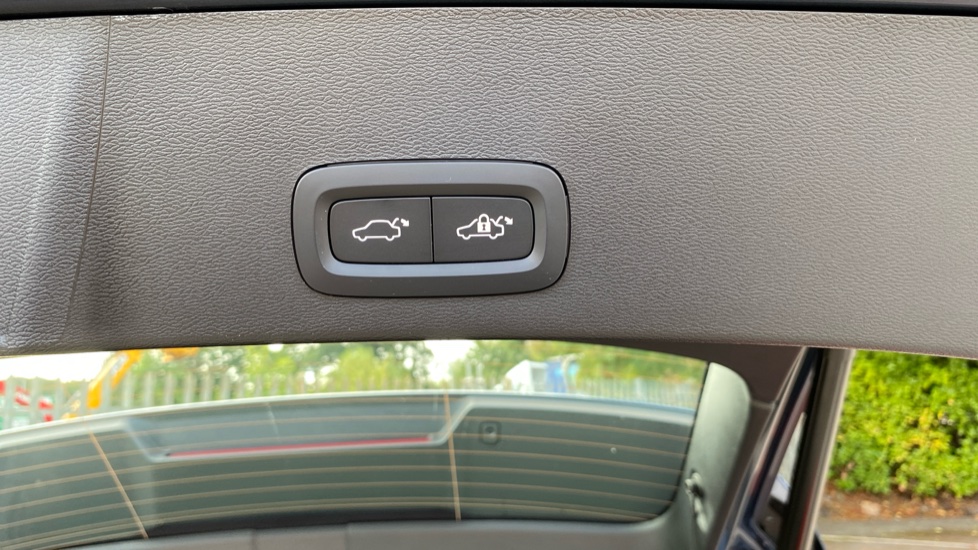 Volvo XC40 2.0 B3P Plus Dark 5dr Auto Petrol Estate - Image 38