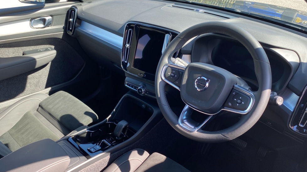 Volvo XC40 2.0 B4P Plus Dark 5dr Auto Petrol Estate - Image 4