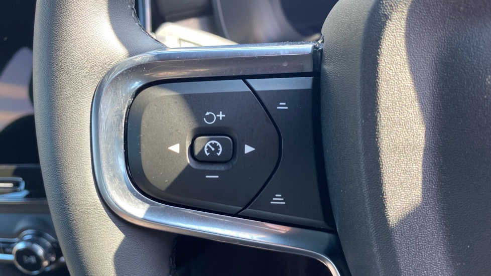Volvo XC40 2.0 B4P Plus Dark 5dr Auto Petrol Estate - Image 21
