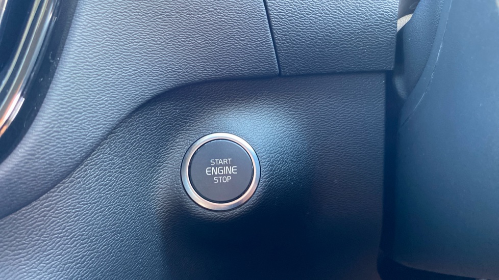 Volvo XC40 2.0 B4P Plus Dark 5dr Auto Petrol Estate - Image 27