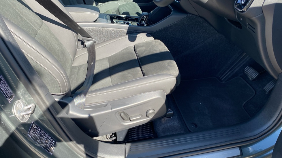Volvo XC40 2.0 B4P Plus Dark 5dr Auto Petrol Estate - Image 30