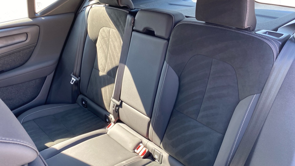 Volvo XC40 2.0 B4P Plus Dark 5dr Auto Petrol Estate - Image 33