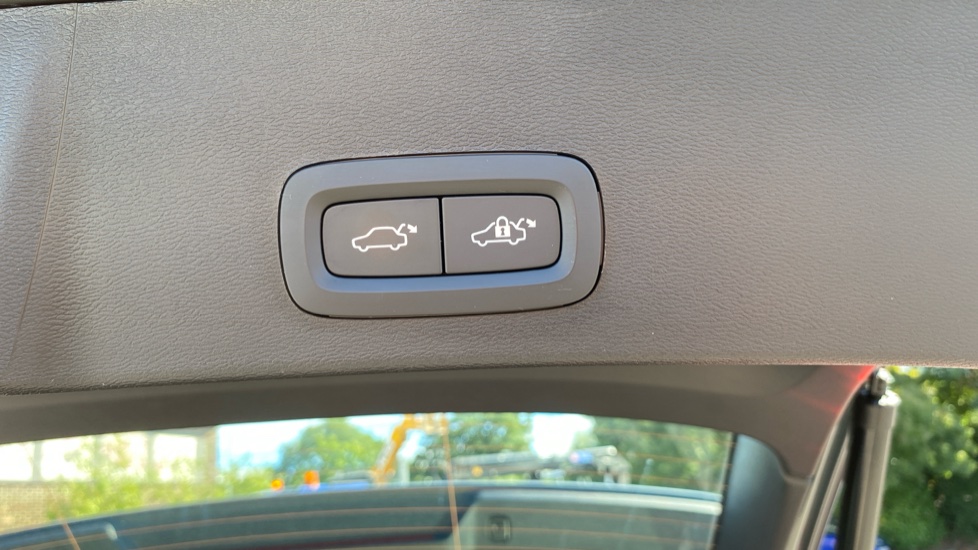 Volvo XC40 2.0 B4P Plus Dark 5dr Auto Petrol Estate - Image 35