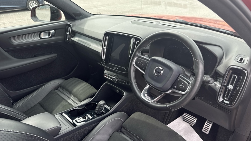 Volvo XC40 2.0 T4 R DESIGN 5dr AWD Geartronic Petrol Estate - Image 3