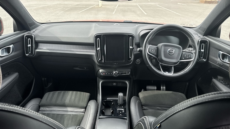 Volvo XC40 2.0 T4 R DESIGN 5dr AWD Geartronic Petrol Estate - Image 4