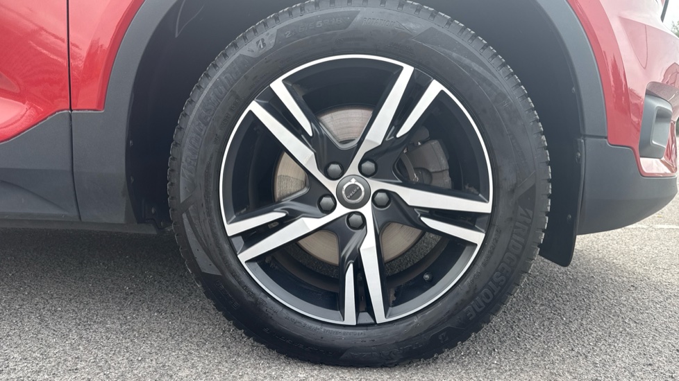 Volvo XC40 2.0 T4 R DESIGN 5dr AWD Geartronic Petrol Estate - Image 7