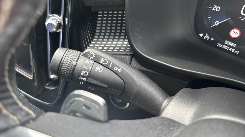 Volvo XC40 2.0 T4 R DESIGN 5dr AWD Geartronic Petrol Estate - Image 15