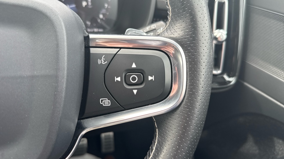 Volvo XC40 2.0 T4 R DESIGN 5dr AWD Geartronic Petrol Estate - Image 17