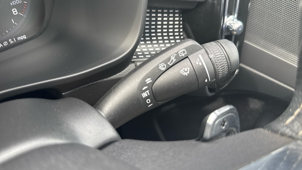 Volvo XC40 2.0 T4 R DESIGN 5dr AWD Geartronic Petrol Estate - Image 18
