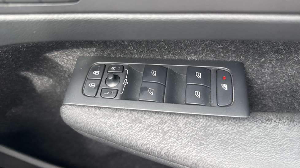 Volvo XC40 2.0 T4 R DESIGN 5dr AWD Geartronic Petrol Estate - Image 19