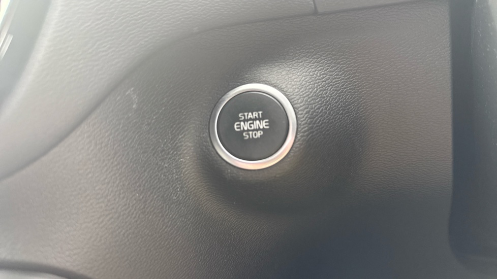 Volvo XC40 2.0 T4 R DESIGN 5dr AWD Geartronic Petrol Estate - Image 21