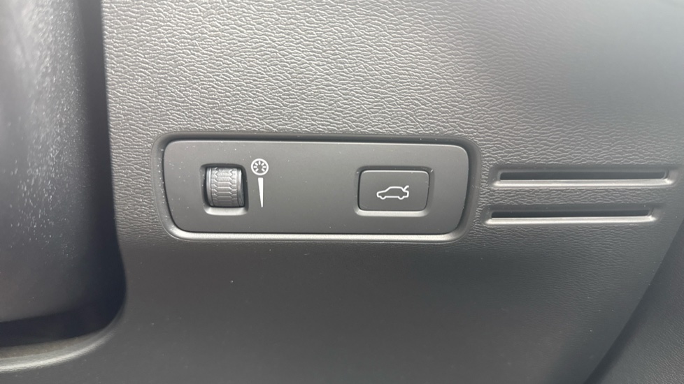 Volvo XC40 2.0 T4 R DESIGN 5dr AWD Geartronic Petrol Estate - Image 26