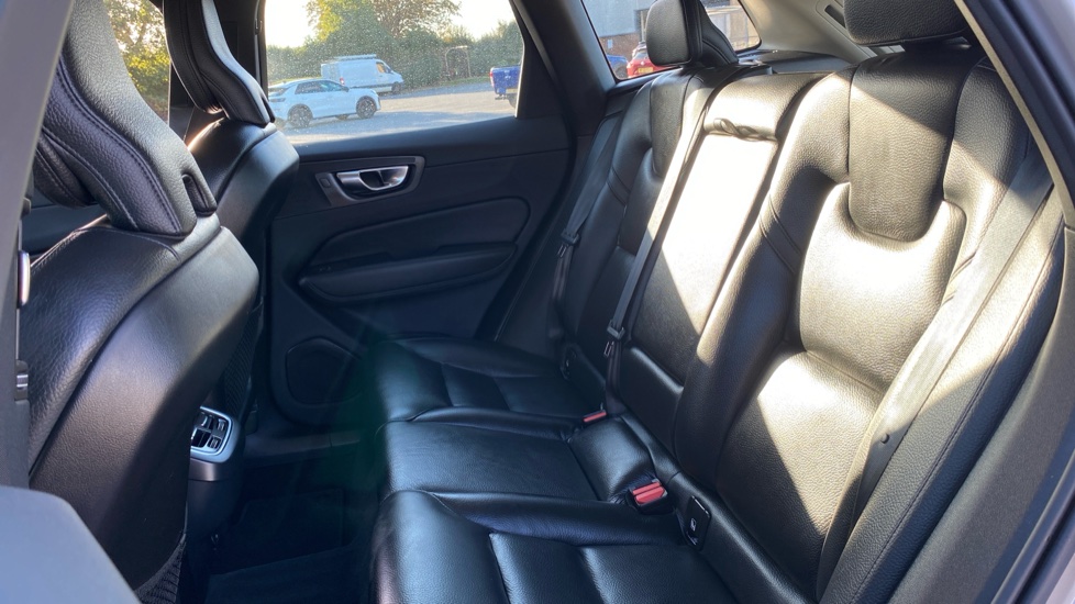 Volvo XC60 2.0 B4P Plus Dark 5dr Geartronic Petrol Estate - Image 33