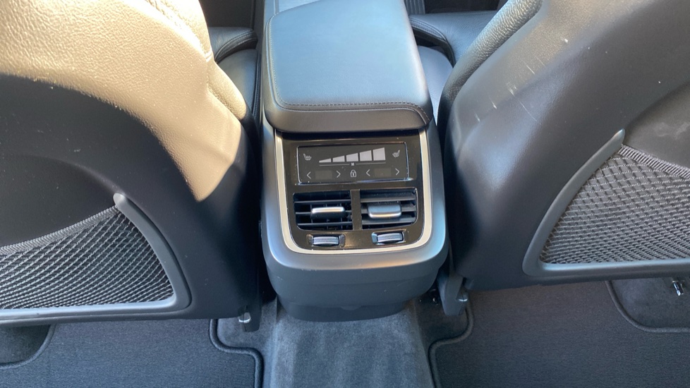 Volvo XC60 2.0 B4P Plus Dark 5dr Geartronic Petrol Estate - Image 37