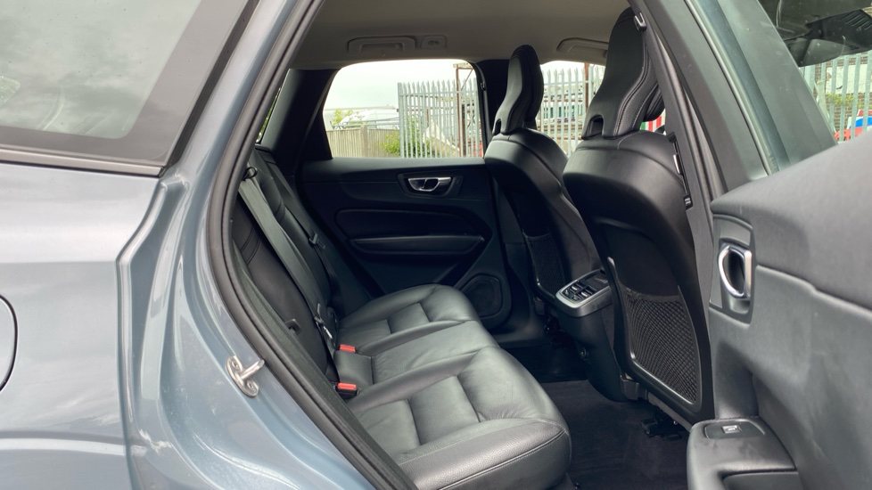 Volvo XC60 2.0 B4D Plus Dark 5dr AWD Geartronic Diesel Estate - Image 6