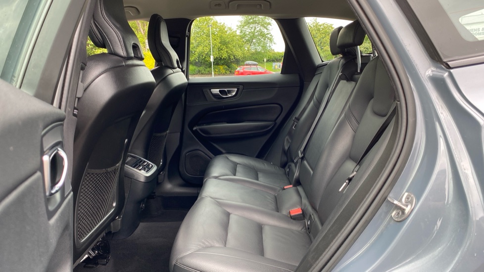 Volvo XC60 2.0 B4D Plus Dark 5dr AWD Geartronic Diesel Estate - Image 34