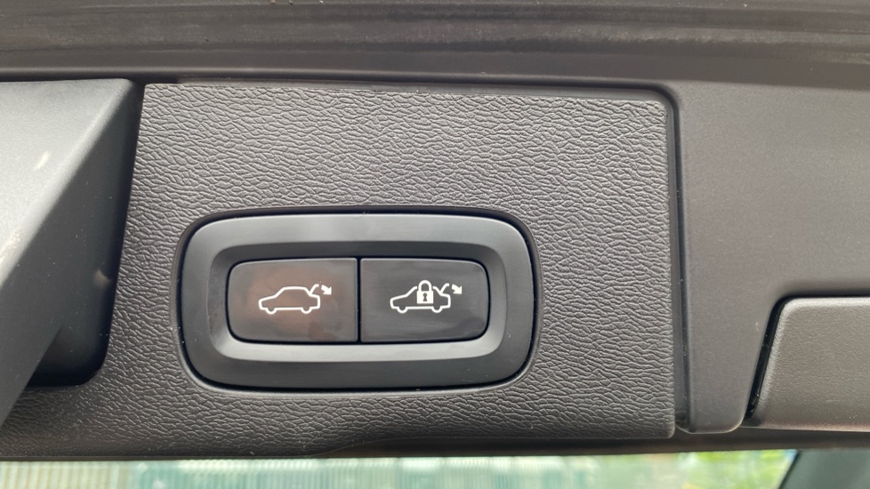 Volvo XC60 2.0 B4D Plus Dark 5dr AWD Geartronic Diesel Estate - Image 36