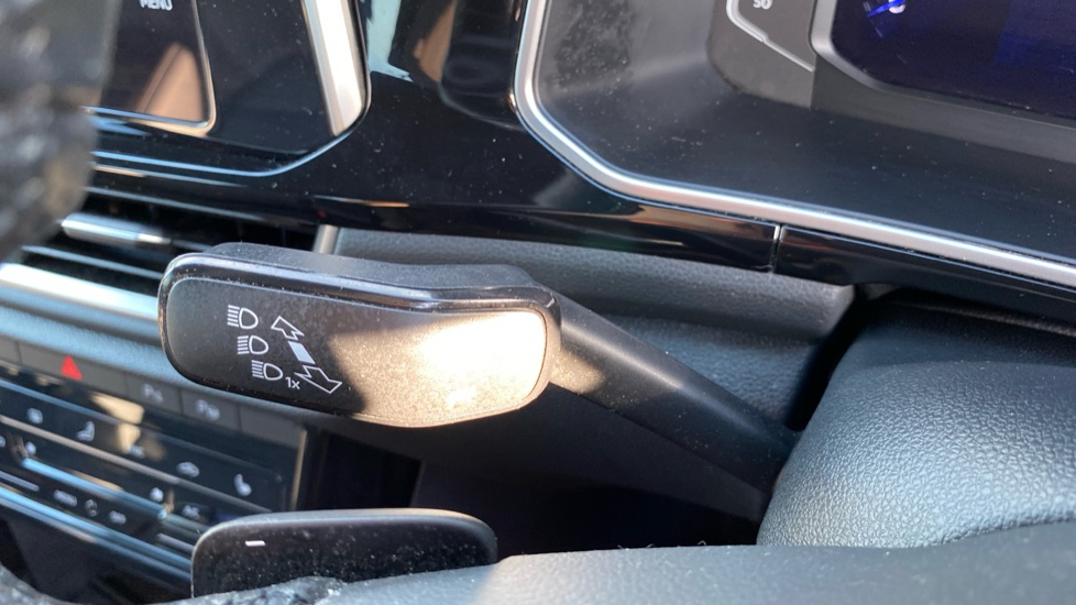 Volkswagen T-Roc 1.5 TSI R-Line 5dr DSG Petrol Hatchback - Image 24
