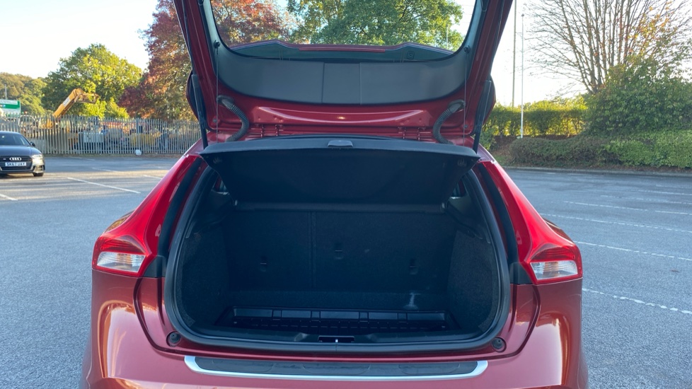 Volvo V40 T3 [152] Cross Country Pro 5dr Geartronic Petrol Hatchback - Image 4