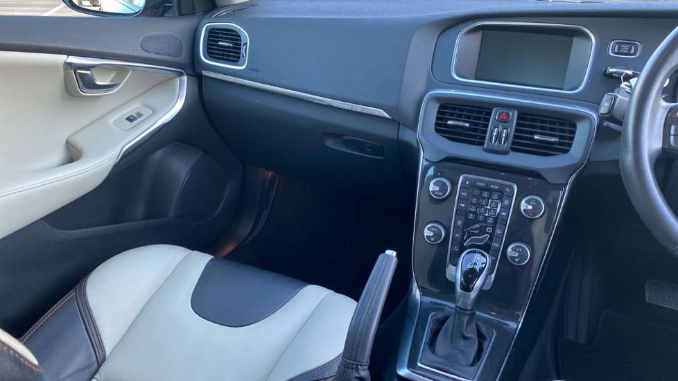 Volvo V40 T3 [152] Cross Country Pro 5dr Geartronic Petrol Hatchback - Image 14