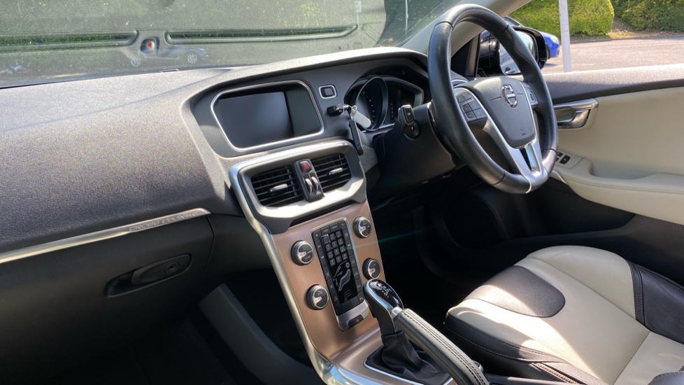 Volvo V40 T3 [152] Cross Country Pro 5dr Geartronic Petrol Hatchback - Image 9