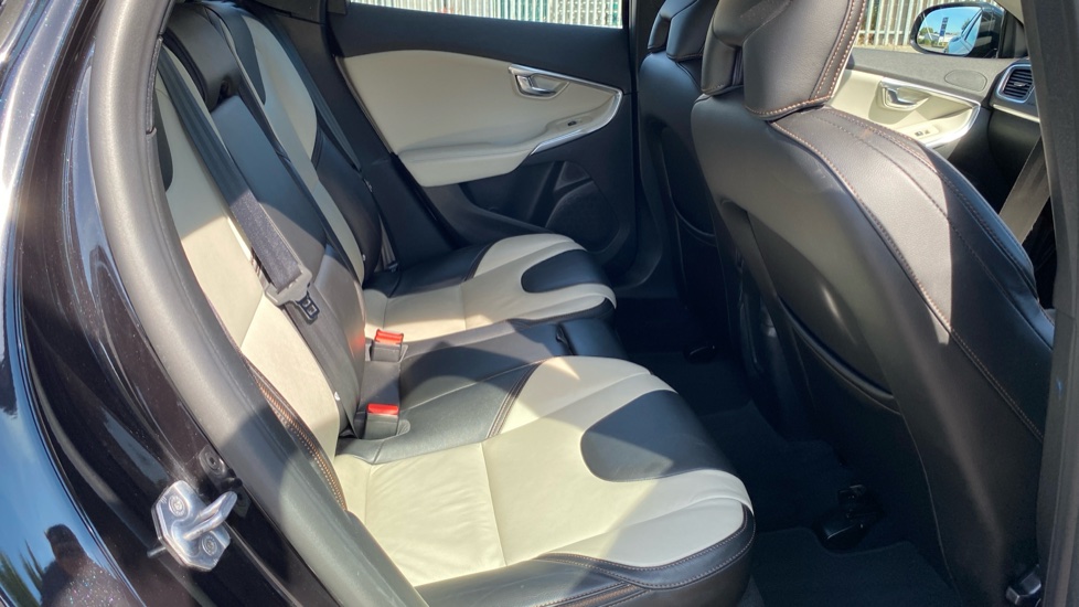 Volvo V40 T3 [152] Cross Country Pro 5dr Geartronic Petrol Hatchback - Image 16