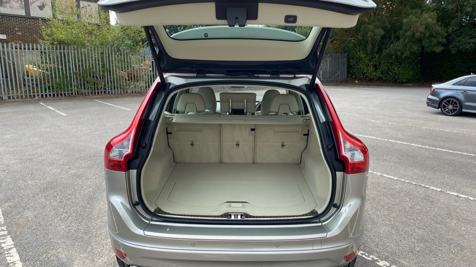 Volvo XC60 D4 [190] SE Lux Nav 5dr Geartronic Diesel Estate - Image 4