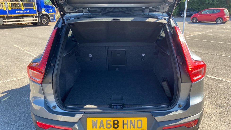 Volvo XC40 2.0 D3 R DESIGN Pro 5dr Geartronic Diesel Estate - Image 4