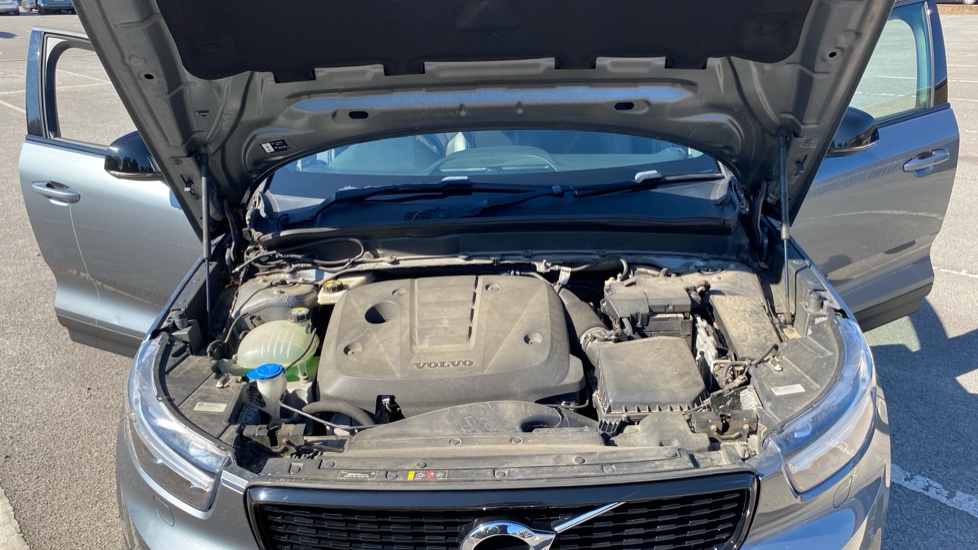 Volvo XC40 2.0 D3 R DESIGN Pro 5dr Geartronic Diesel Estate - Image 8