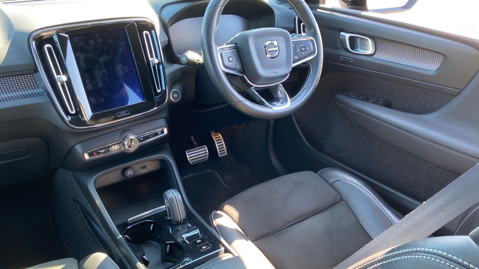 Volvo XC40 2.0 D3 R DESIGN Pro 5dr Geartronic Diesel Estate - Image 9