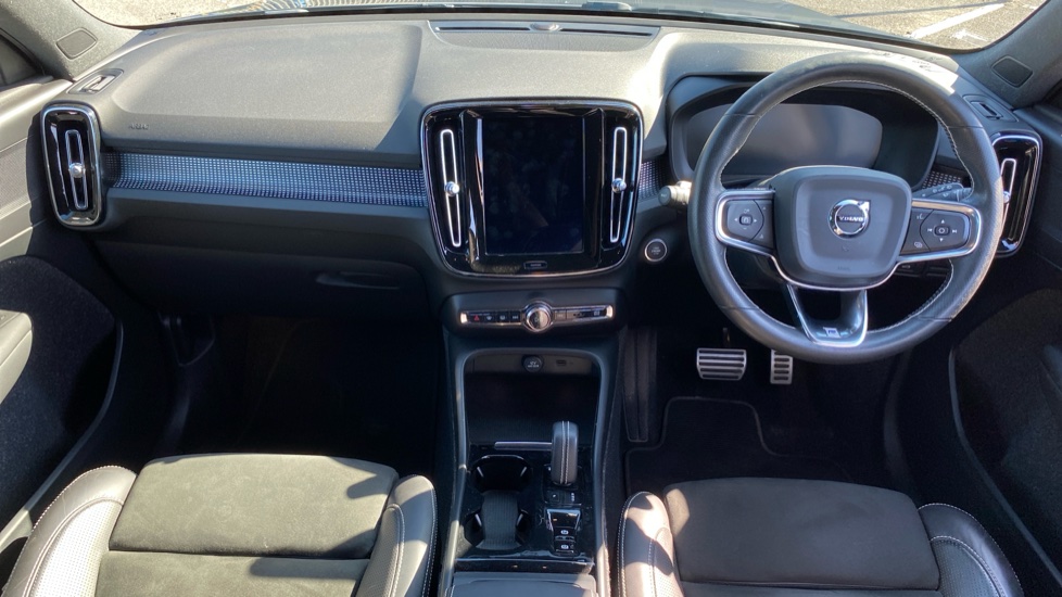 Volvo XC40 2.0 D3 R DESIGN Pro 5dr Geartronic Diesel Estate - Image 10
