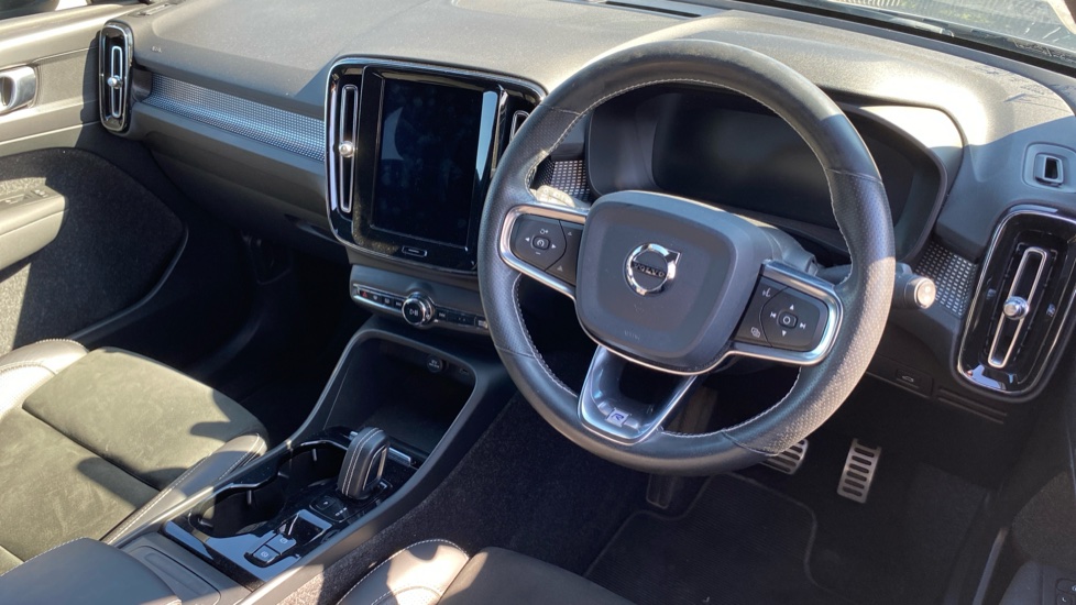 Volvo XC40 2.0 D3 R DESIGN Pro 5dr Geartronic Diesel Estate - Image 11