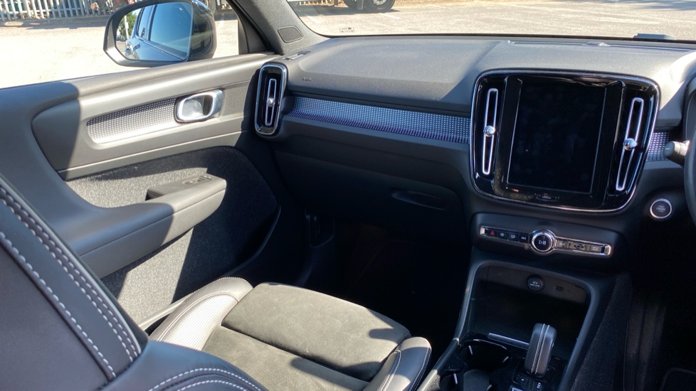 Volvo XC40 2.0 D3 R DESIGN Pro 5dr Geartronic Diesel Estate - Image 14