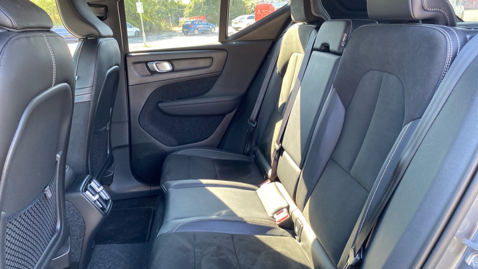 Volvo XC40 2.0 D3 R DESIGN Pro 5dr Geartronic Diesel Estate - Image 16