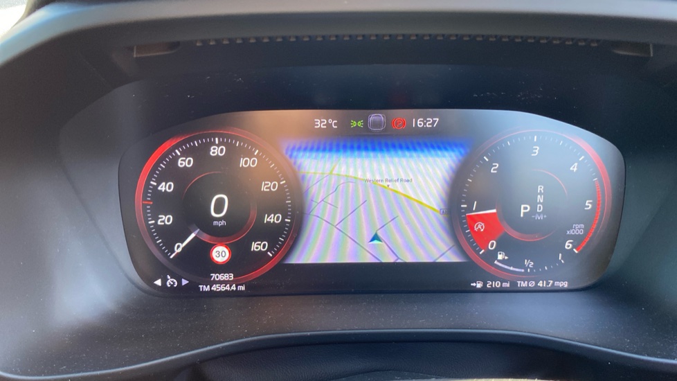 Volvo XC40 2.0 D3 R DESIGN Pro 5dr Geartronic Diesel Estate - Image 18