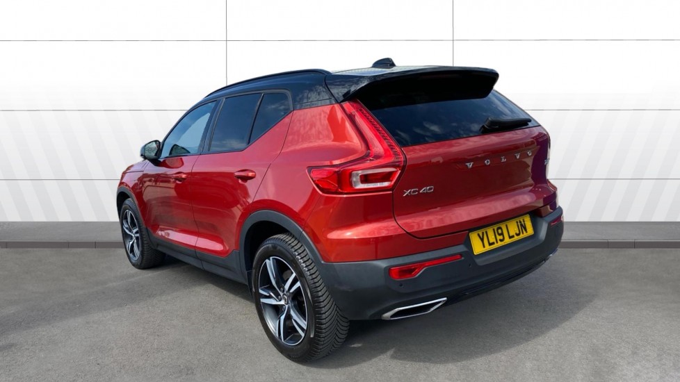 Volvo XC40 2.0 T4 R DESIGN 5dr AWD Geartronic Petrol Estate - Image 2