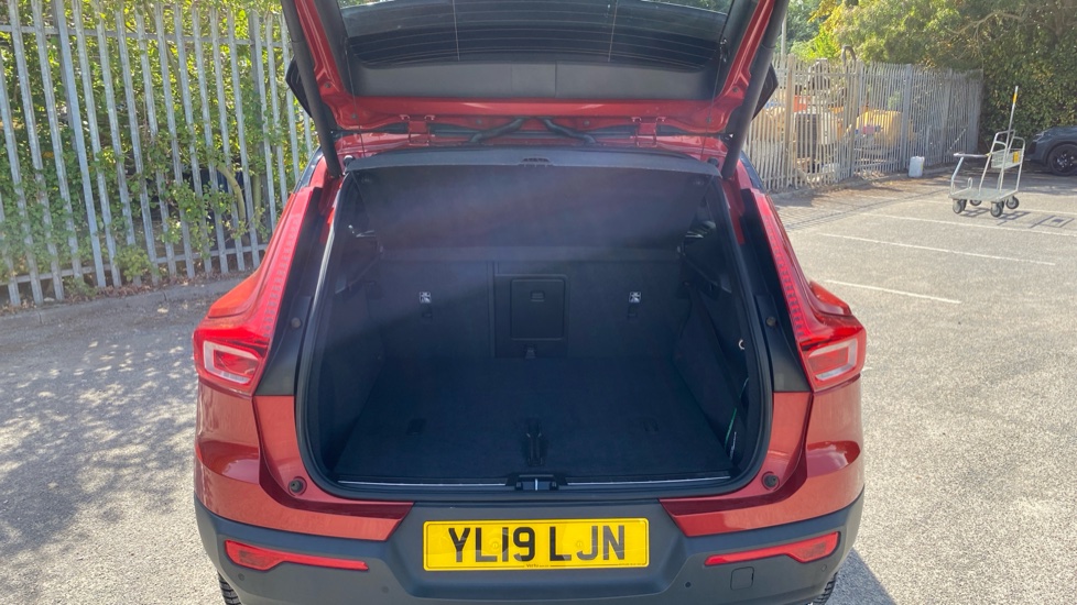 Volvo XC40 2.0 T4 R DESIGN 5dr AWD Geartronic Petrol Estate - Image 4