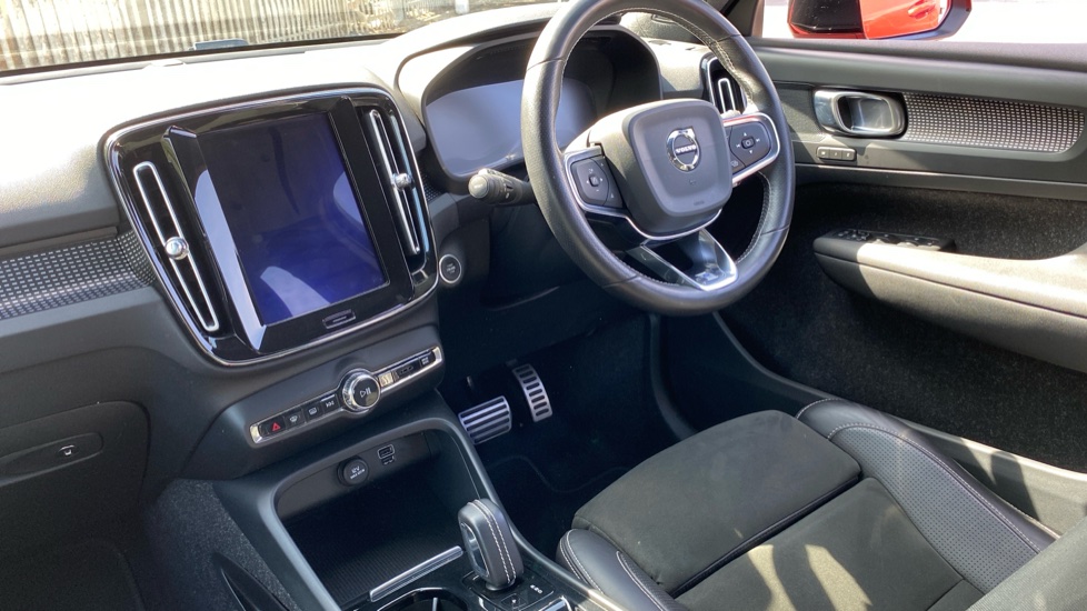 Volvo XC40 2.0 T4 R DESIGN 5dr AWD Geartronic Petrol Estate - Image 9