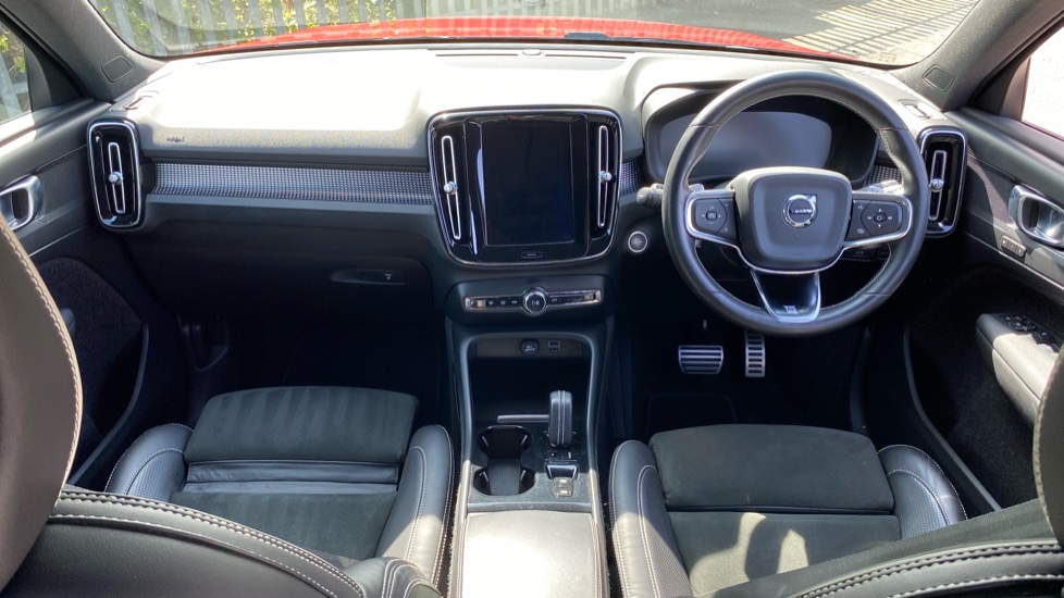 Volvo XC40 2.0 T4 R DESIGN 5dr AWD Geartronic Petrol Estate - Image 10