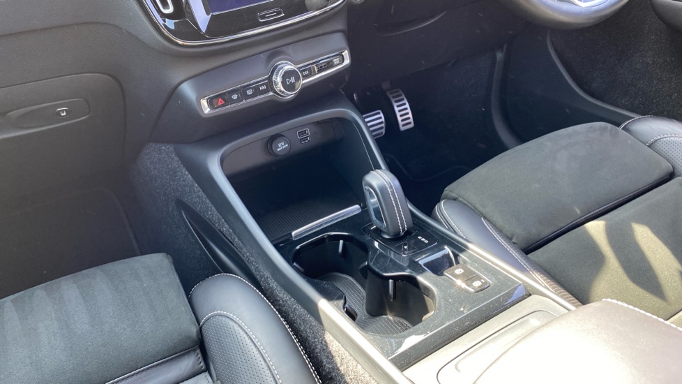 Volvo XC40 2.0 T4 R DESIGN 5dr AWD Geartronic Petrol Estate - Image 13