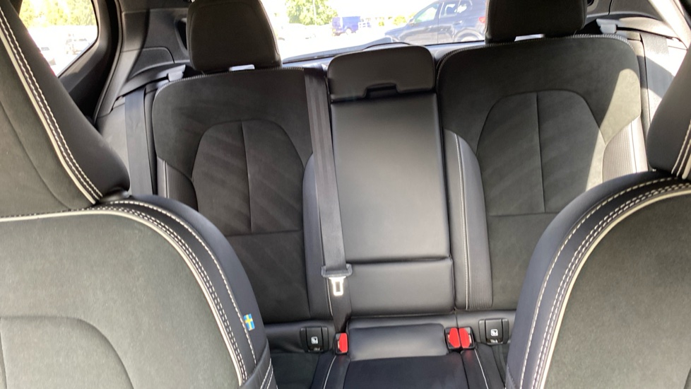Volvo XC40 2.0 T4 R DESIGN 5dr AWD Geartronic Petrol Estate - Image 15
