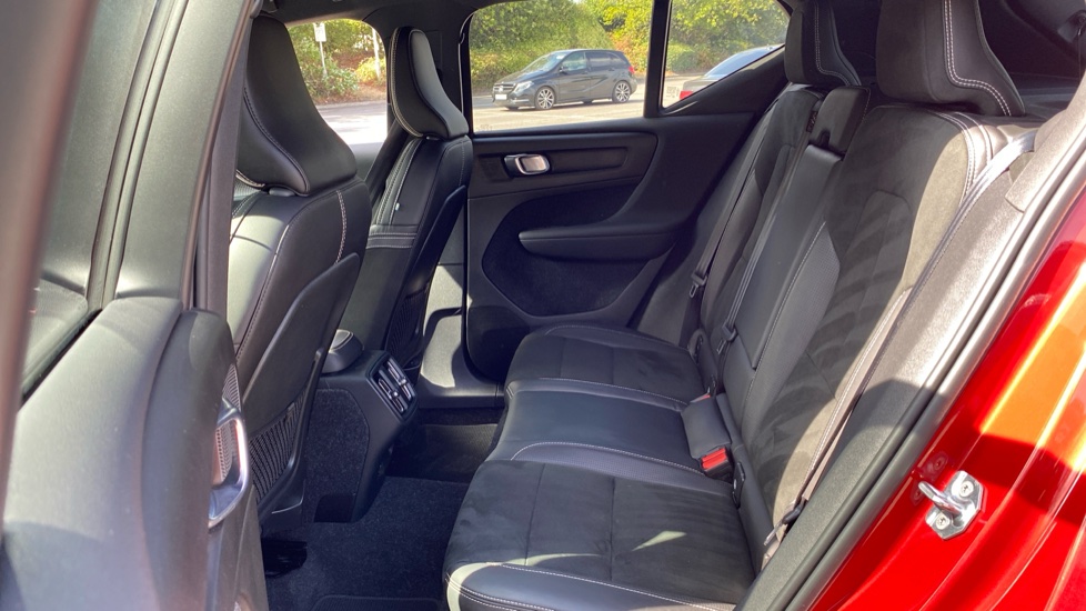 Volvo XC40 2.0 T4 R DESIGN 5dr AWD Geartronic Petrol Estate - Image 16