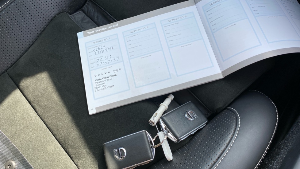 Volvo XC40 2.0 T4 R DESIGN 5dr AWD Geartronic Petrol Estate - Image 19