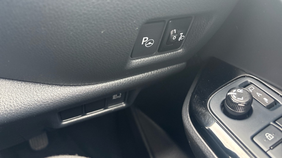 Toyota C-HR 1.8 Hybrid Design 5dr CVT Hybrid Hatchback - Image 25