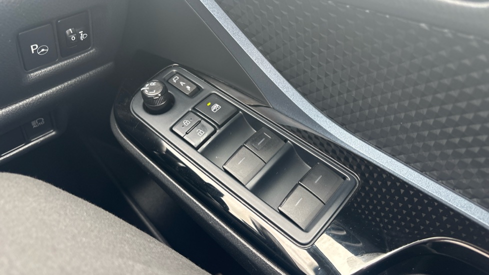 Toyota C-HR 1.8 Hybrid Design 5dr CVT Hybrid Hatchback - Image 26